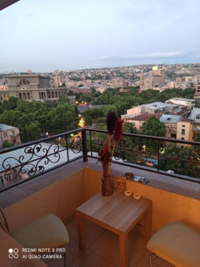 Красивая, просторная квартира в самом центре Еревана, рядом с Оперным театром.